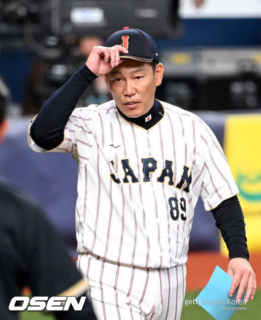 2일 일본 오사카 교세라돔에서 월드베이스볼클래식(WBC) 공식 연습 경기 일본 야구 대표팀과 오릭스 버팔로스의 경기가 열렸다.3일 한신 타이거스와 연습 경기 후 도쿄로 향하는 일본 야구 대표팀은 6일 대만과의 첫 경기에 이어 7일 한국전, 8일 호주전, 10일 체코전을 치른다.경기에 앞서 일본 이바타 히로카즈 감독이 오릭스 기시다 마모루 감독과 인사를 나누고 있다. 2026.03.02 /spjj@osen.co.kr