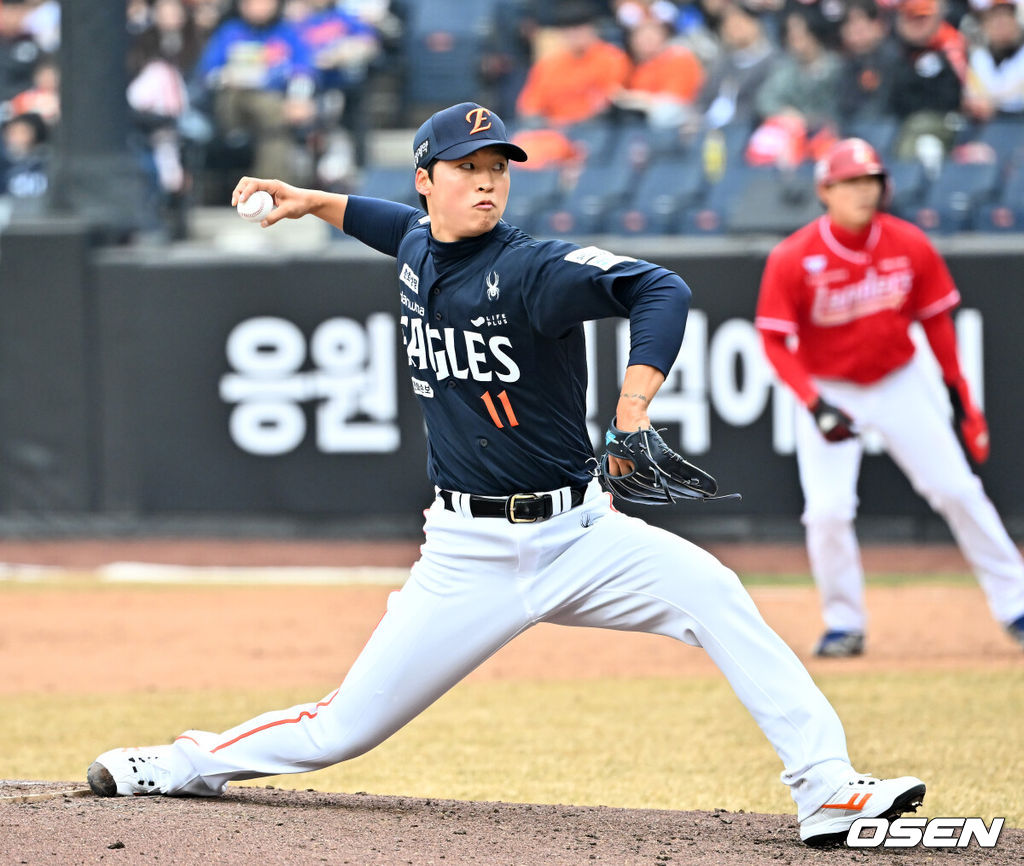 15일 대전 한화생명볼파크에서 2026 신한 SOL KBO리그 시범경기 한화 이글스와 SSG 랜더스의 경기가 열렸다.시범경기는 오는 24일까지 진행되며, 각 팀이 12경기씩 치러 총 60경기가 펼쳐진다.4회초 마운드에 오른 한화 엄상백이 힘차게 공을 뿌리고 있다. 2026.03.15 /rumi@osen.co.kr