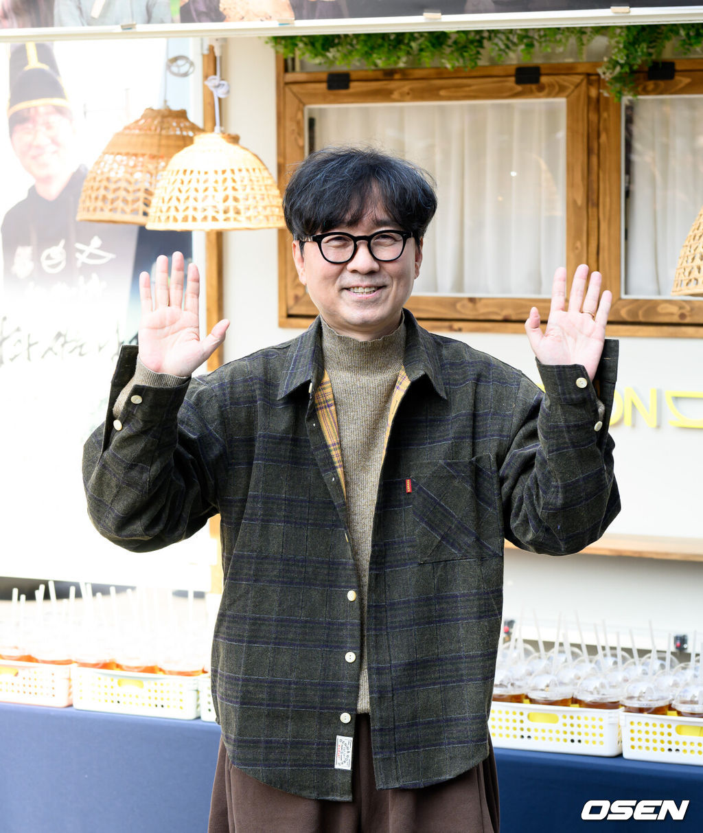 장항준 감독이 12일 오후 서울 중구 프레스센터 앞 광장에서 영화 '왕과 사는 남자' 흥행 감사 커피차 이벤트를 열었다.'왕과 사는 남자'는 개봉 36일째인 어제(11일) 관객수 1200만명을 넘어섰다. 이로써 '파묘'(1191만4869명)를 꺾고 역대 박스오피스 20위에 안착했다.장항준 감독이 커피차 이벤트를 진행하고 있다. 2026.03.12 /sunday@osen.co.kr