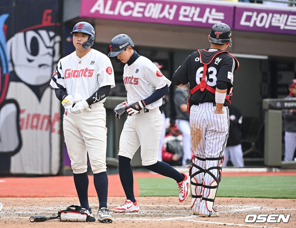 15일 부산 사직야구장에서 2026 신한 SOL KBO 리그 롯데 자이언츠와 LG 트윈스의 시범경기가 열렸다. 홈팀 롯데는 비슬리가, 방문팀 LG는 이민호가 선발 출전했다.롯데 자이언츠 박승욱이 8회말 무사 만루 손성빈의 밀어내기 볼넷때 득점을 올리고 있다. 2026.03.15 / foto0307@osen.co.kr