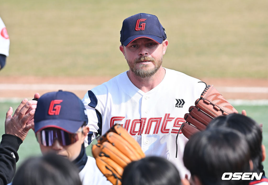 15일 부산 사직야구장에서 2026 신한 SOL KBO 리그 롯데 자이언츠와 LG 트윈스의 시범경기가 열렸다. 홈팀 롯데는 비슬리가, 방문팀 LG는 이민호가 선발 출전했다.롯데 자이언츠 선발 투수 비슬리가 5회초 수비를 마치고 하이파이브를 하고 있다. 2026.03.15 / foto0307@osen.co.kr