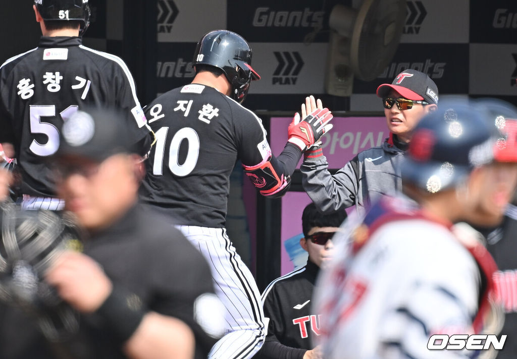 15일 부산 사직야구장에서 2026 신한 SOL KBO 리그 롯데 자이언츠와 LG 트윈스의 시범경기가 열렸다. 홈팀 롯데는 비슬리가, 방문팀 LG는 이민호가 선발 출전했다.LG 트윈스 오지환이 4회초 2사 1루 우중월 2점 홈런을 치고 염경엽 감독의 축하를 받고 있다. 2026.03.15 / foto0307@osen.co.kr
