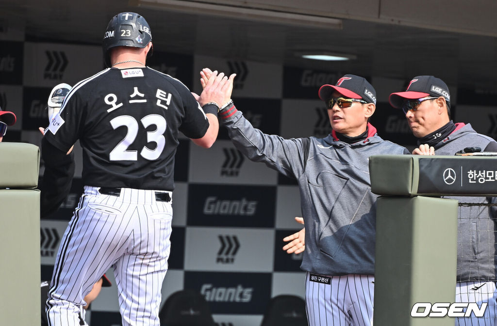 15일 부산 사직야구장에서 2026 신한 SOL KBO 리그 롯데 자이언츠와 LG 트윈스의 시범경기가 열렸다. 홈팀 롯데는 비슬리가, 방문팀 LG는 이민호가 선발 출전했다.LG 트윈스 오스틴이 6회초 2사 2,3루 구본혁의 내야 안타때 득점을 올리고 염경엽 감독과 하이파이브를 하고 있다. 2026.03.15 / foto0307@osen.co.kr