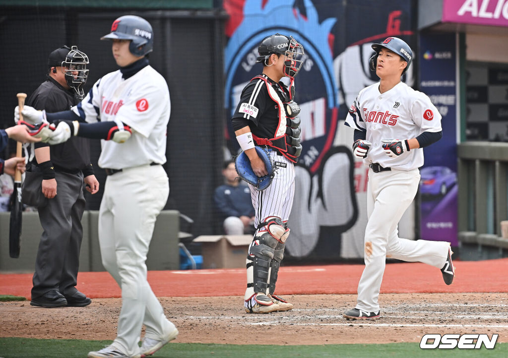 15일 부산 사직야구장에서 2026 신한 SOL KBO 리그 롯데 자이언츠와 LG 트윈스의 시범경기가 열렸다. 홈팀 롯데는 비슬리가, 방문팀 LG는 이민호가 선발 출전했다.롯데 자이언츠 노진혁이 8회말 무사 만루 조세진의 밀어내기 볼넷때 득점을 올리고 있다. 2026.03.15 / foto0307@osen.co.kr