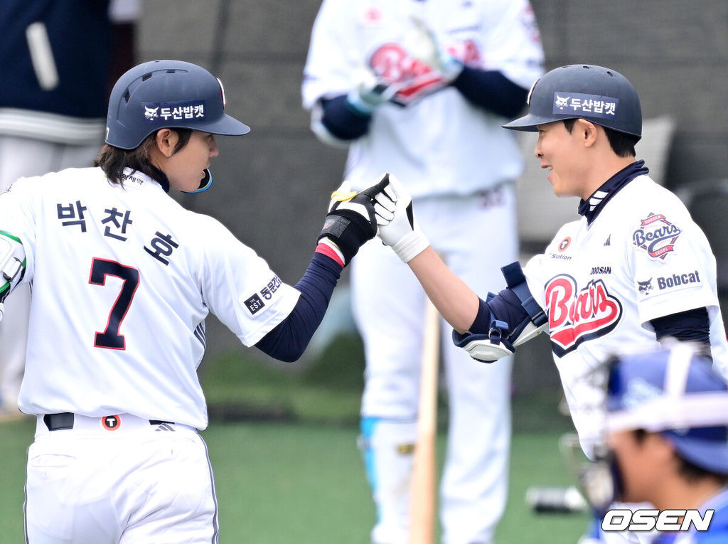 15일 경기도 이천 두산베어스파크에서 ‘2026 신한 SOL KBO리그’ 시범경기 두산 베어스와 삼성 라이온즈의 경기가 열렸다.홈팀 두산은 최승용, 방문팀 삼성은 임기영을 선발로 내세웠다.4회말 2사 1, 2루 상황 두산 박찬호가 달아나는 좌월 스리런포를 날리고 홈을 밟은 뒤 정수빈과 인사를 나누고 있다. 2026.03.15 / dreamer@osen.co.kr