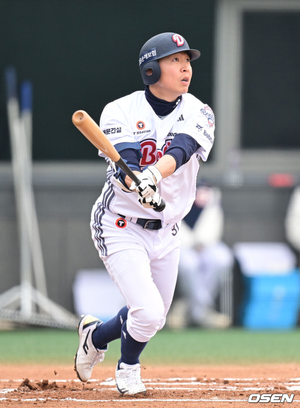 15일 경기도 이천 두산베어스파크에서 ‘2026 신한 SOL KBO리그’ 시범경기 두산 베어스와 삼성 라이온즈의 경기가 열렸다.홈팀 두산은 최승용, 방문팀 삼성은 임기영을 선발로 내세웠다.1회말 무사 3루 상황 두산 정수빈이 선제 우월 투런포를 날리고 있다. 2026.03.15 / dreamer@osen.co.kr