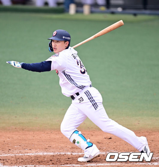 [OSEN=이천, 최규한 기자] 15일 경기도 이천 두산베어스파크에서 ‘2026 신한 SOL KBO리그’ 시범경기 두산 베어스와 삼성 라이온즈의 경기가 열렸다.홈팀 두산은 최승용, 방문팀 삼성은 임기영을 선발로 내세웠다.4회말 2사 2루 상황 두산 김인태가 달아나는 1타점 2루타를 날리고 있다. 2026.03.15 / dreamer@osen.co.kr