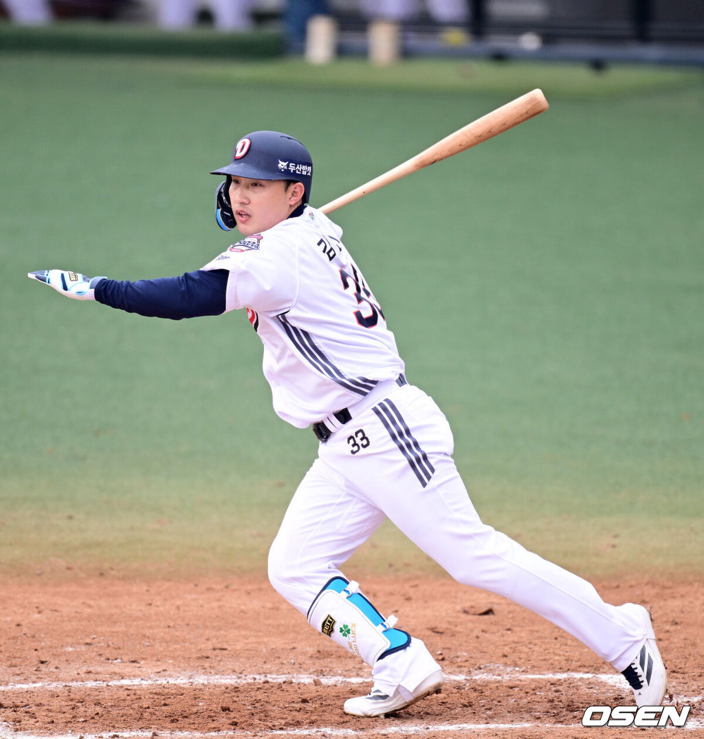 15일 경기도 이천 두산베어스파크에서 ‘2026 신한 SOL KBO리그’ 시범경기 두산 베어스와 삼성 라이온즈의 경기가 열렸다.홈팀 두산은 최승용, 방문팀 삼성은 임기영을 선발로 내세웠다.4회말 2사 2루 상황 두산 김인태가 달아나는 1타점 2루타를 날리고 있다. 2026.03.15 / dreamer@osen.co.kr