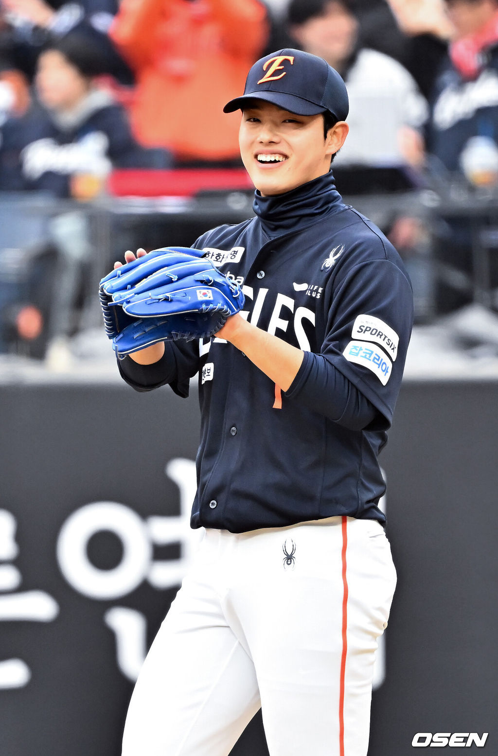 15일 대전 한화생명볼파크에서 2026 신한 SOL KBO리그 시범경기 한화 이글스와 SSG 랜더스의 경기가 열렸다.시범경기는 오는 24일까지 진행되며, 각 팀이 12경기씩 치러 총 60경기가 펼쳐진다.2회초를 마친 한화 선발 문동주가 덕아웃으로 향하며 환하게 웃으며 박수를 치고 있다. 2026.03.15 /rumi@osen.co.kr