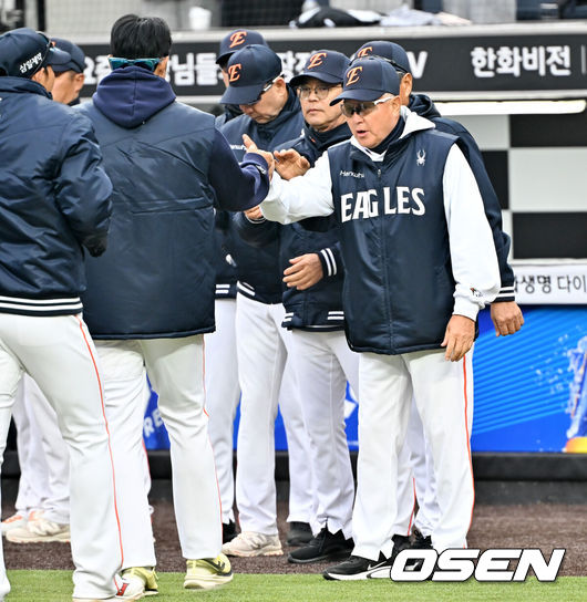 [OSEN=대전, 민경훈 기자] 15일 대전 한화생명볼파크에서 2026 신한 SOL KBO리그 시범경기 한화 이글스와 SSG 랜더스의 경기가 열렸다.이 경기에서 한화는 SSG에 8-0으로 승리했다. 지난 14일 1-2 패배를 설욕하며 SSG 2연전을 1승 1패로 마무리했다.경기를 마치고 한화 김경문 감독이 선수들과 하이파이브를 하고 있다. 2026.03.15 /rumi@osen.co.kr