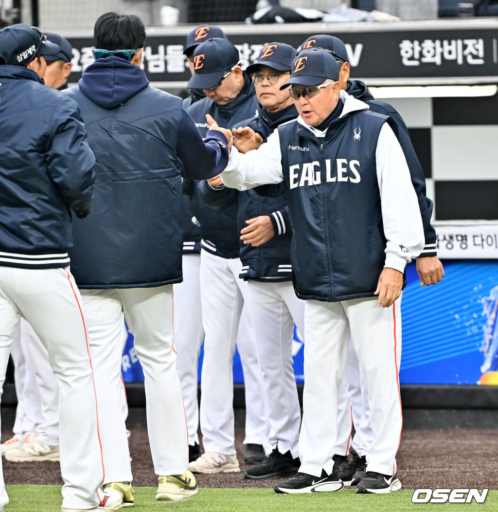 15일 대전 한화생명볼파크에서 2026 신한 SOL KBO리그 시범경기 한화 이글스와 SSG 랜더스의 경기가 열렸다.이 경기에서 한화는 SSG에 8-0으로 승리했다. 지난 14일 1-2 패배를 설욕하며 SSG 2연전을 1승 1패로 마무리했다.경기를 마치고 한화 김경문 감독이 선수들과 하이파이브를 하고 있다. 2026.03.15 /rumi@osen.co.kr