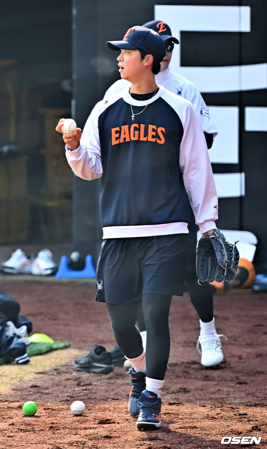 12일 대전 한화생명볼파크에서 2026 신한 SOL KBO리그 시범경기 한화 이글스와 삼성 라이온즈의 경기가 열릴 예정인 가운데 경기 전 훈련이 진행됐다.시범경기는 오늘(12일)부터 오는 24일까지 진행되며, 각 팀이 12경기씩 치러 총 60경기가 펼쳐진다.경기 전 한화 엄상백이 캐치볼을 준비하고 있다. 2026.03.12 /rumi@osen.co.kr