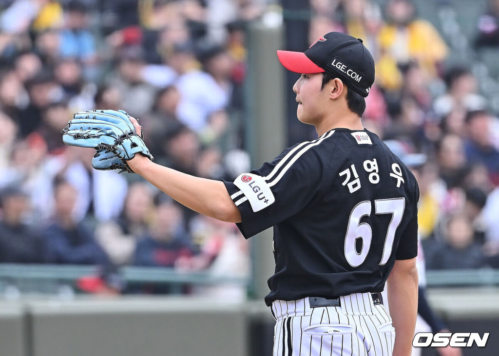 15일 부산 사직야구장에서 2026 신한 SOL KBO 리그 롯데 자이언츠와 LG 트윈스의 시범경기가 열렸다. 홈팀 롯데는 비슬리가, 방문팀 LG는 이민호가 선발 출전했다.LG 트윈스 김영우가 8회말 무사 만루 손성빈과 조세진을 연속 밀어내기로 내보내고 아쉬워하고 있다. 2026.03.15 / foto0307@osen.co.kr