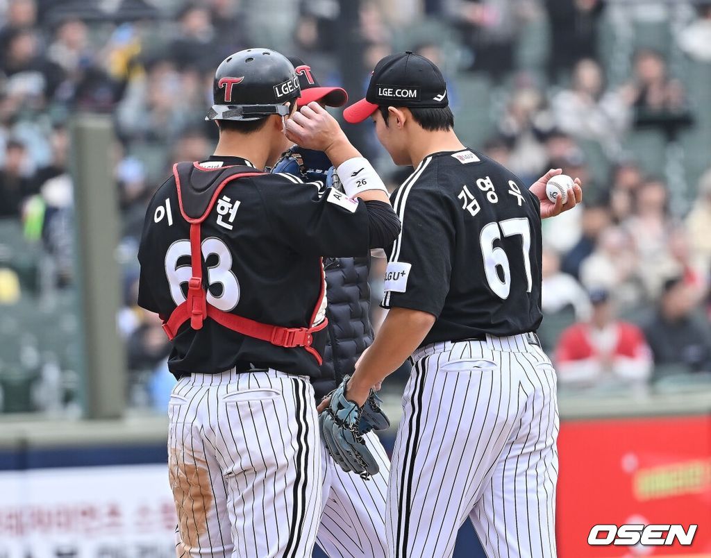LG 트윈스 김영우가 8회말 역전을 허용하고 교체되고 있다. 2026.03.15 / foto0307@osen.co.kr