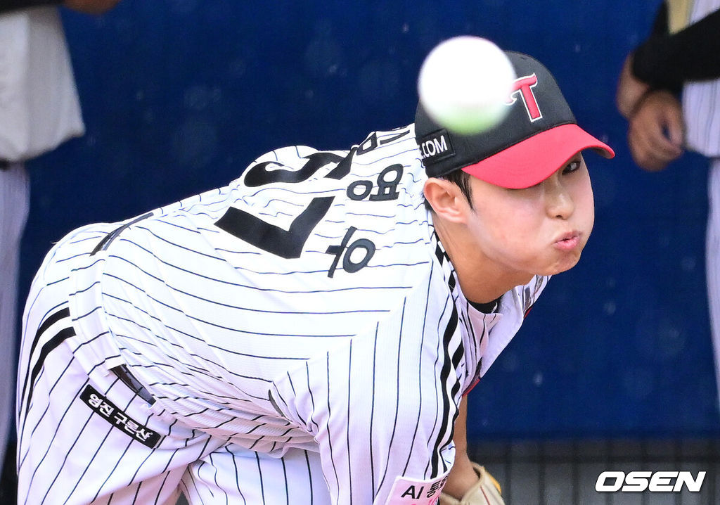 프로야구 LG 트윈스가 27일 일본 오키나와 가데나 야구장에서 스프링캠프 훈련을 펼쳤다.미국 애리조나에서 1차 스프링캠프를 마친 LG는 25일 오키나와에 입성해 26일부터 본격적으로 2차 캠프를 시작했다.LG 김영우가 불펜 피칭을 펼치고 있다. 2026.02.27 / dreamer@osen.co.kr