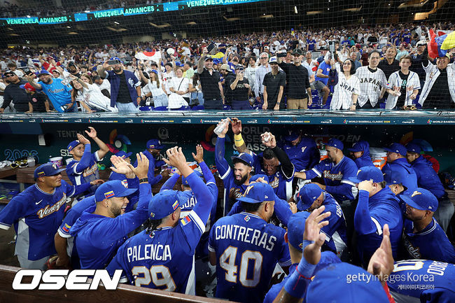 [사진] 베네수엘라 선수들이 8강 일본전 승리 후 기뻐하고 있다. ⓒGettyimages(무단전재 및 재배포 금지)