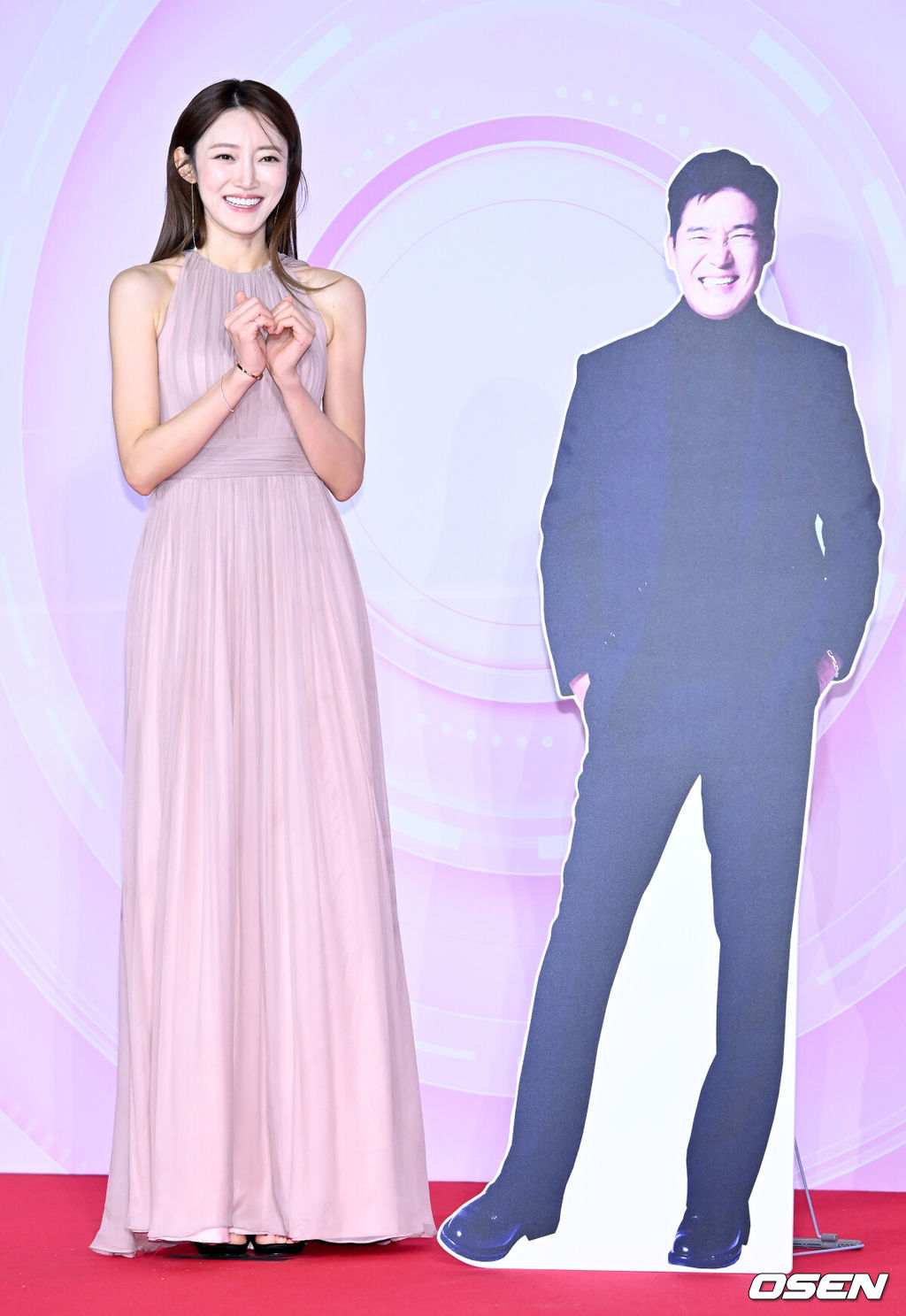 17일 오후 서울 마포구 SBS 프리즘타워에서 '2022 SBS 연예대상' 포토월 행사가 진행됐다.<br /><br />'동상이몽2-너는 내 운명' 임창정 아내 서하얀이 포토월로 입장하며 포즈를 취하고 있다. 2022.12.17 /rumi@osen.co.kr