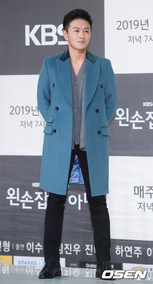 [OSEN=박준형 기자] 27일 오후 서울 영등포 타임스퀘어에서 진행된 KBS 2tv 일일드라마 '왼손잡이 아내' 제작발표회에서 배우 진태현이 포즈를 취하고 있다. / soul1014@osen.co.kr