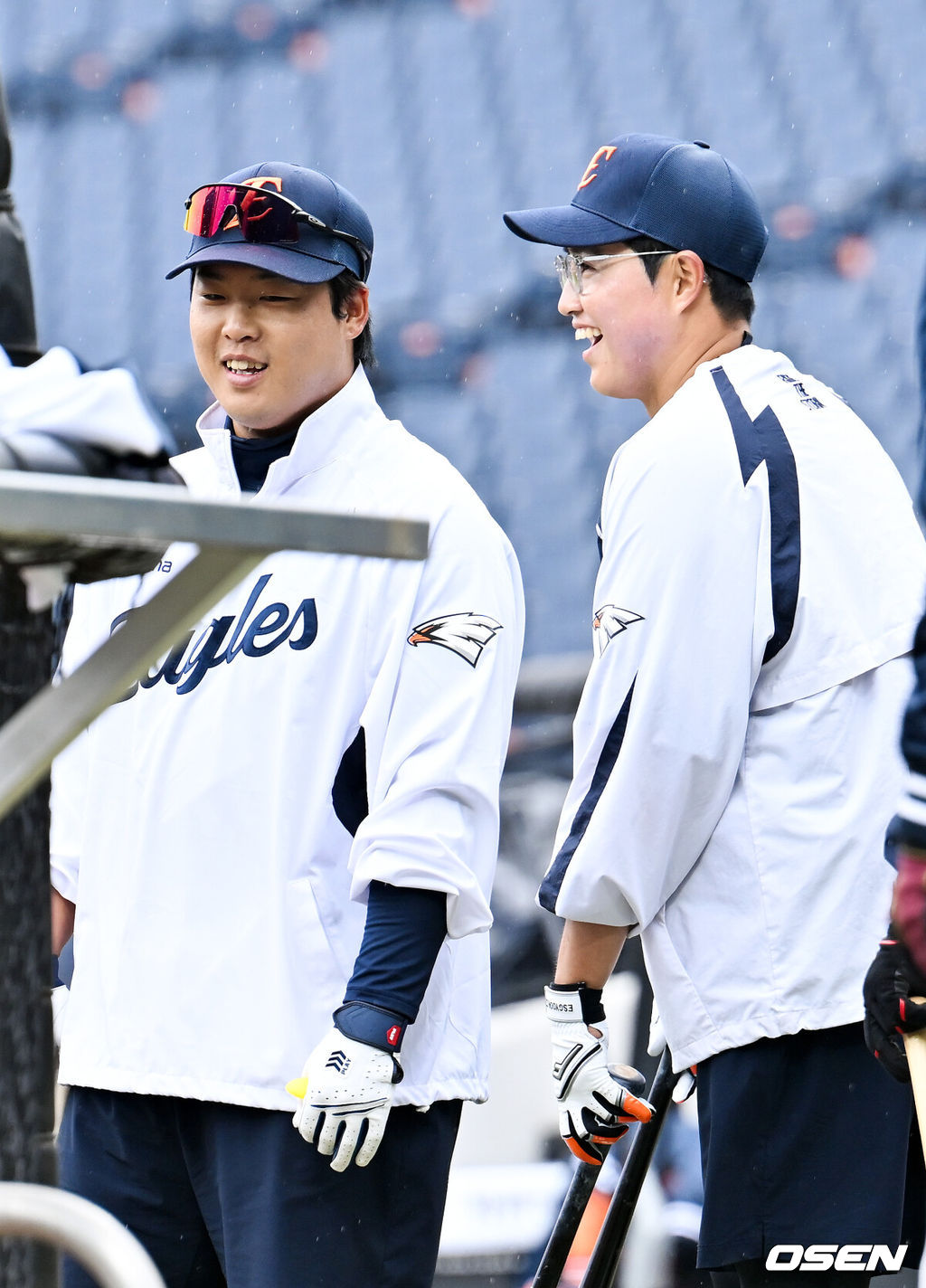 15일 대전 한화생명볼파크에서 2026 신한 SOL KBO리그 시범경기 한화 이글스와 SSG 랜더스의 경기가 열릴 예정인 가운데 경기 전 그라운드 훈련이 진행됐다.시범경기는 오는 24일까지 진행되며, 각 팀이 12경기씩 치러 총 60경기가 펼쳐진다.경기 전 한화 강백호와 채은성이 타격훈련을 기다리며 즐겁게 얘기를 나누고 있다. 2026.03.15 /rumi@osen.co.kr