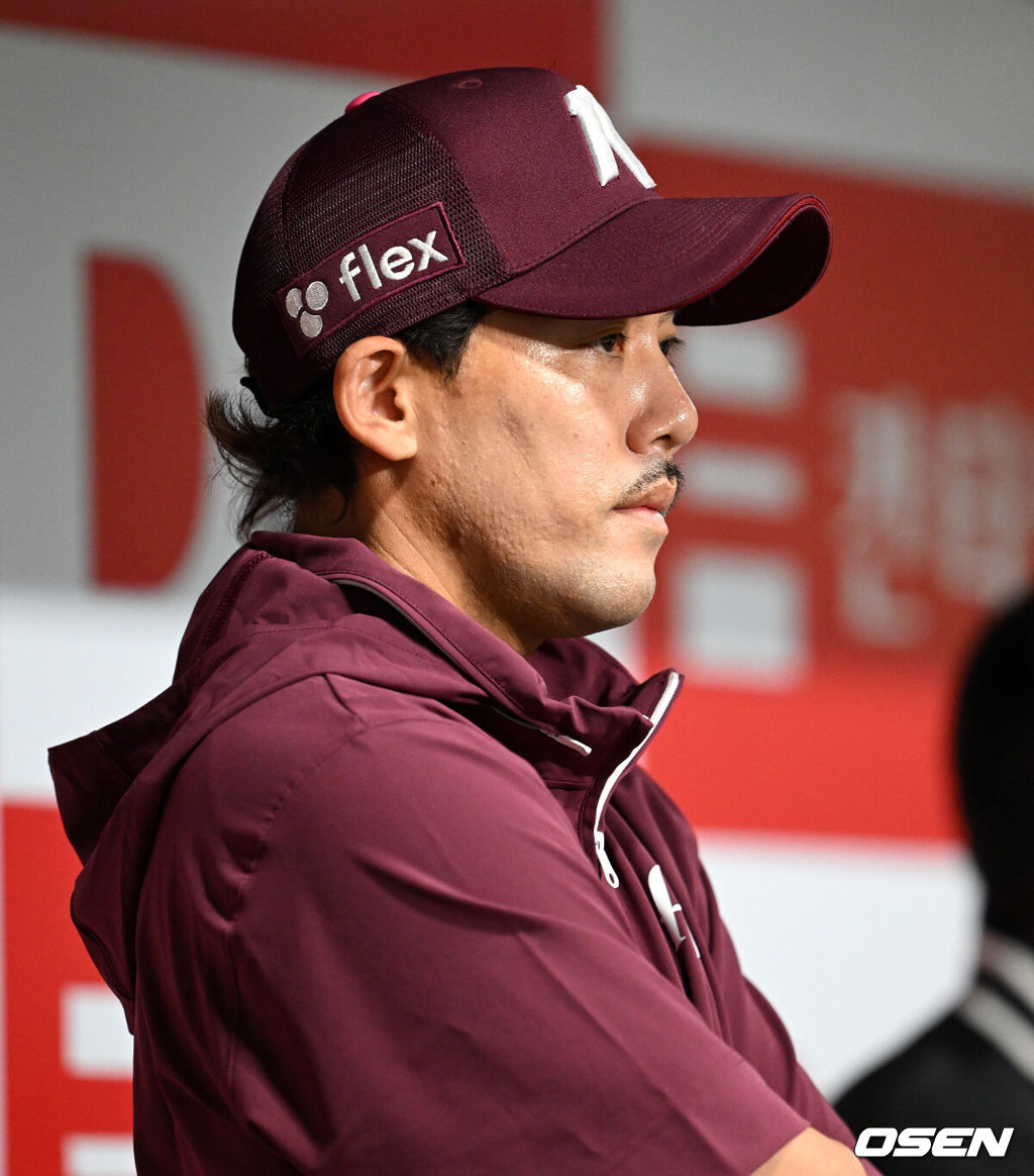 19일 오후 서울 고척스카이돔에서 2025 신한 SOL Bank KBO리그 키움 히어로즈와 KT 위즈의 경기가 열렸다.키움은 김선기, KT 소형준을 선발 투수로 내세웠다.이용규가 더그아웃에서 경기를 바라보고 있다. 2025.04.19 /sunday@osen.co.kr