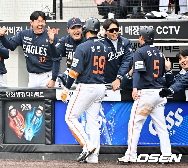 [OSEN=대전, 민경훈 기자] 15일 대전 한화생명볼파크에서 2026 신한 SOL KBO리그 시범경기 한화 이글스와 SSG 랜더스의 경기가 열렸다.시범경기는 오는 24일까지 진행되며, 각 팀이 12경기씩 치러 총 60경기가 펼쳐진다.7회말 무사 주자 2루 한화 허인서가 좌월 투런 홈런을 때린 후 덕아웃에서 축하를 받고 있다. 2026.03.15 /rumi@osen.co.kr