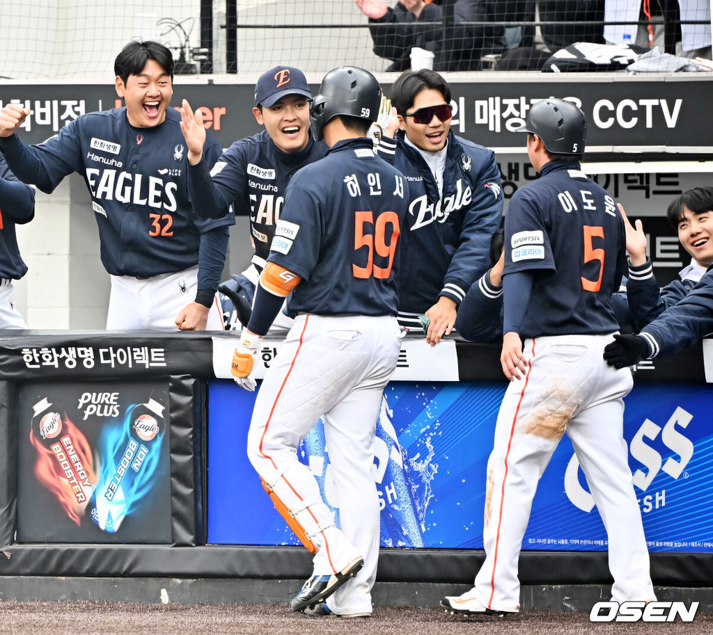 15일 대전 한화생명볼파크에서 2026 신한 SOL KBO리그 시범경기 한화 이글스와 SSG 랜더스의 경기가 열렸다.시범경기는 오는 24일까지 진행되며, 각 팀이 12경기씩 치러 총 60경기가 펼쳐진다.7회말 무사 주자 2루 한화 허인서가 좌월 투런 홈런을 때린 후 덕아웃에서 축하를 받고 있다. 2026.03.15 /rumi@osen.co.kr