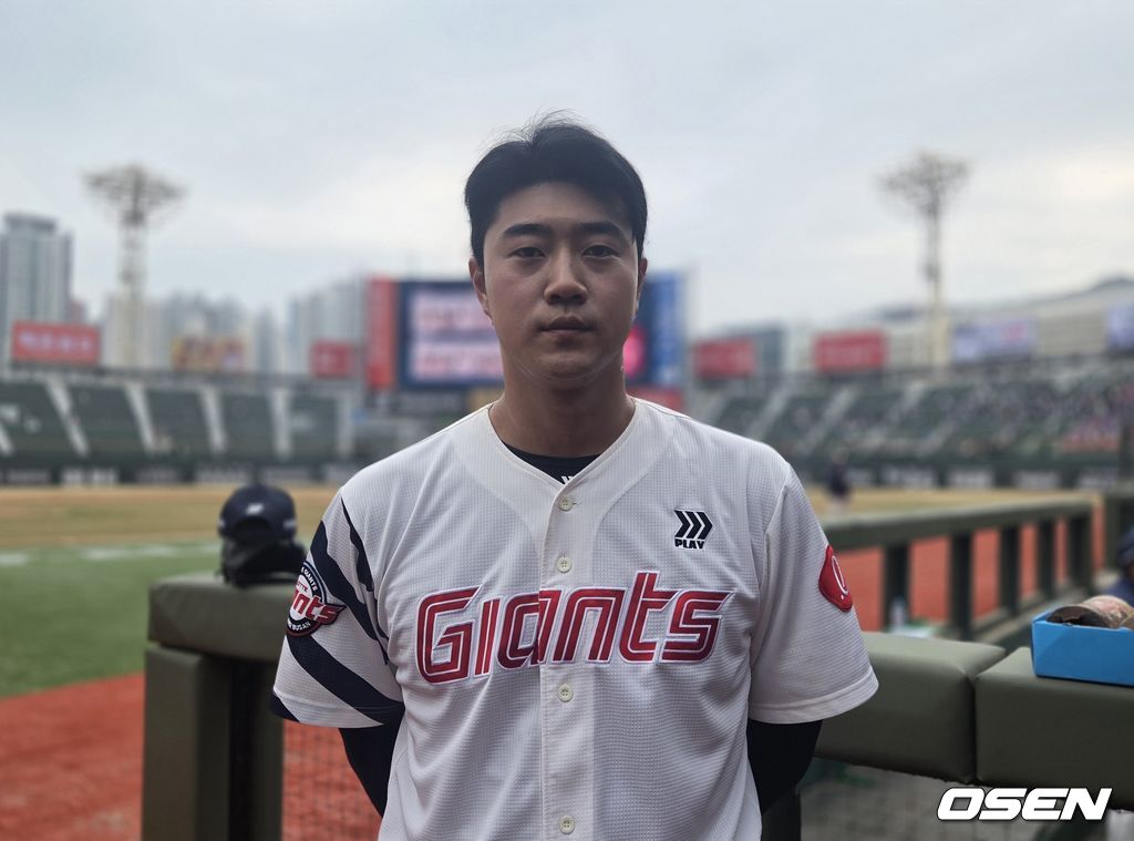 프로야구 롯데 자이언츠 파이어볼러 윤성빈이 15일 사직구장에서 열린 LG 트윈스와 시범경기에서 7-4로 앞선 9회 등판해 실점없이 세이브를 기록했다. /orange@osen.co.kr