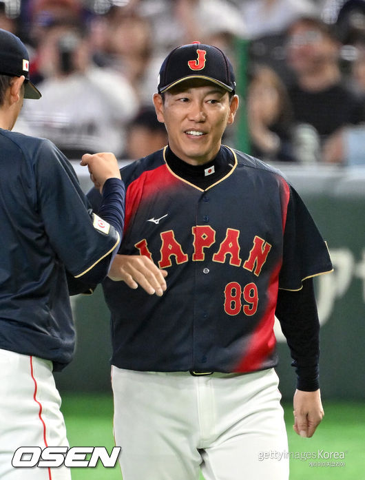 [OSEN=도쿄(일본), 손용호 기자] 6일 일본 도쿄돔에서 월드베이스볼클래식(WBC) 조별리그 C조 일본과 대만의 경기가&nbsp;열렸다.일본은 야마모토 요시노부, 대만은 쩡하오쥔을 선발로 내세웠다.경기에 앞서 일본 이바타 히로카즈 감독이 그라운드로 입장하고 있다. 2026.03.06&nbsp;/spjj@osen.co.kr