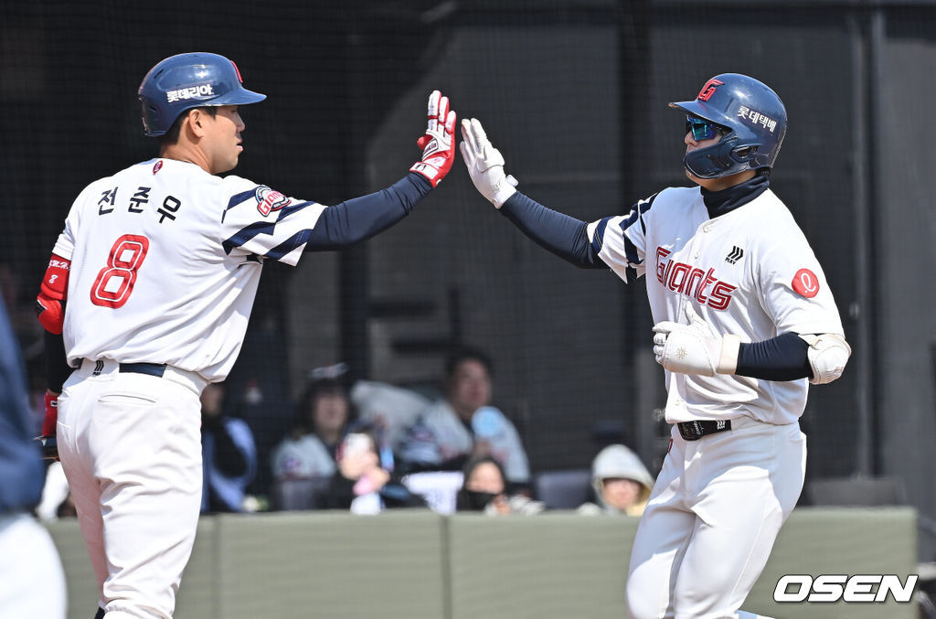14일 부산 사직야구장에서 2026 신한 SOL KBO 리그 롯데 자이언츠와 LG 트윈스의 시범경기가 열렸다. 홈팀 롯데는 로드리게스가, 방문팀 LG는 임찬규가 선발 출전했다.롯데 자이언츠 한태양이 3회말 2사 2루 좌월 2점 홈런을 치고 하이파이브를 하고 있다. 2026.03.14 / foto0307@osen.co.kr