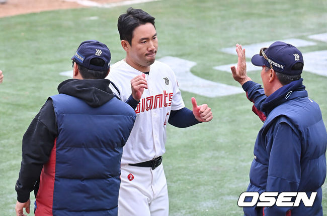 [OSEN=부산, 이석우 기자] 15일 부산 사직야구장에서 2026 신한 SOL KBO 리그 롯데 자이언츠와 LG 트윈스의 시범경기가 열렸다. 홈팀 롯데는 비슬리가, 방문팀 LG는 이민호가 선발 출전했다.롯데 자이언츠 전준우가 7-4로 역전승한 후 코치진과 기쁨을 나누고 있다. 2026.03.15 / foto0307@osen.co.kr
