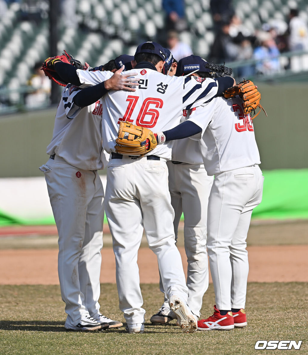 14일 부산 사직야구장에서 2026 신한 SOL KBO 리그 롯데 자이언츠와 LG 트윈스의 시범경기가 열렸다. 홈팀 롯데는 로드리게스가, 방문팀 LG는 임찬규가 선발 출전했다.롯데 자이언츠 내야수들이 5-3으로 승리한 후 기쁨을 나누고 있다. 2026.03.14 / foto0307@osen.co.kr
