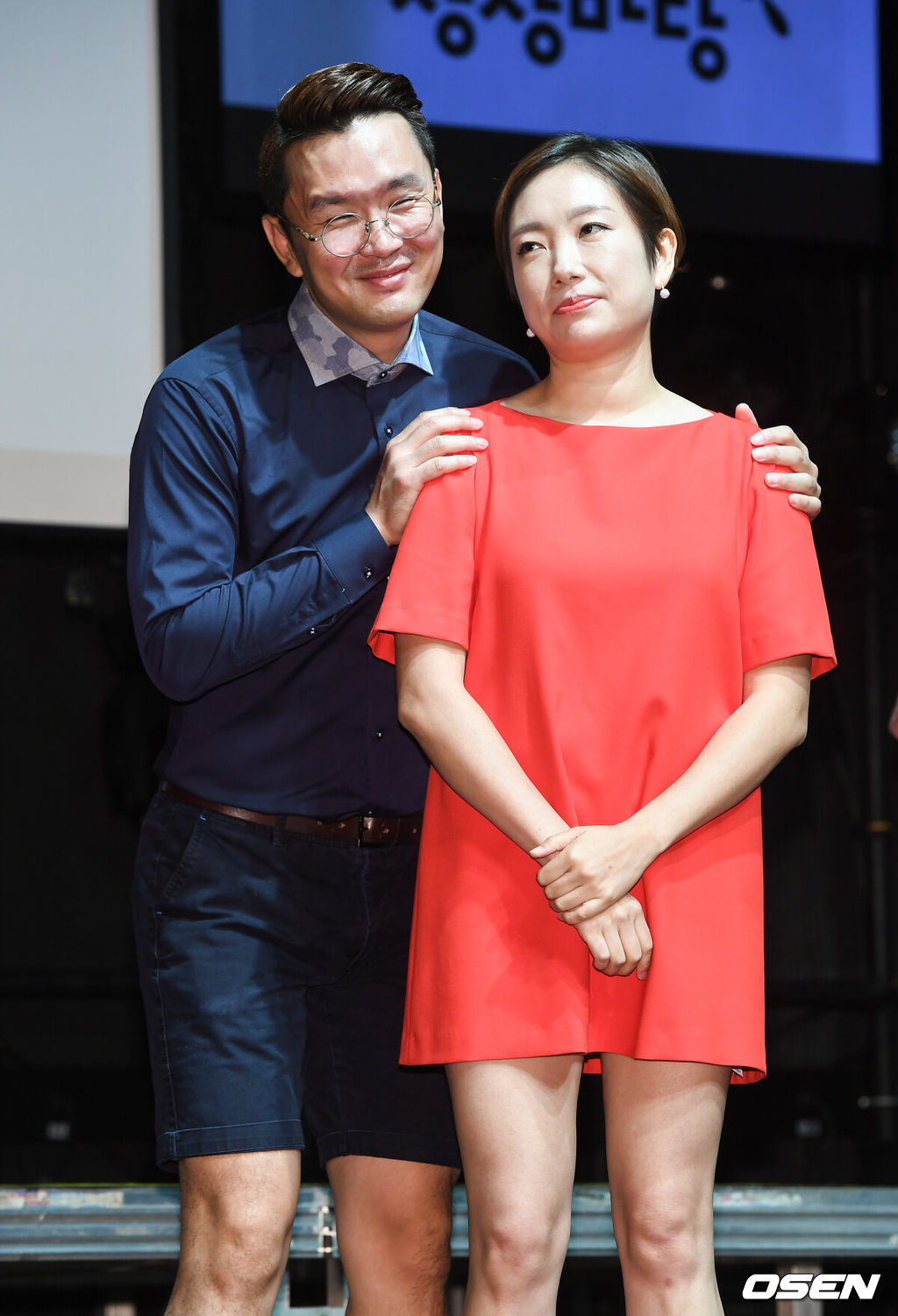 [OSEN=박준형 기자 ] 23일 서울 홍대 KT&G 상상마당에서 2018 코미디위크 in 홍대 기자간담회가 진행됐다.‘코미디위크’는 2016년에 이어 두 번째로 열리는 개그 페스티벌이다. 박수홍·남희석·김영철·유세윤·박준형·정종철·김시덕·윤형빈·김기리·김성원·서태훈·류근지 등의 남녀노소 모두에게 사랑받는 인기 개그맨들이 한자리에 모인다.윤형빈과 정경미 부부가 포즈를 취하고 있다. / soul1014@osen.co.kr