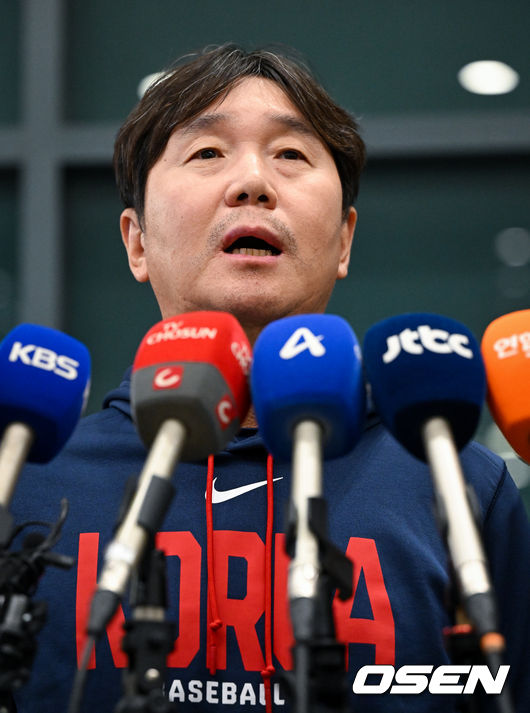 월드베이스볼클래식(WBC)에 출전한 한국 대표팀이 16일 인천국제공항을 통해 마이애미에서 귀국했다. 야구 대표팀 류지현 감독이 인터뷰를 하고 있다. 2026.03.16 /cej@osen.co.kr