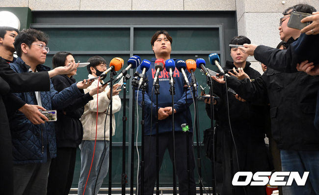 월드베이스볼클래식(WBC)에 출전한 한국 대표팀이 16일 인천국제공항을 통해 마이애미에서 귀국했다. 야구 대표팀 류현진이 인터뷰를 하고 있다. 2026.03.16 /cej@osen.co.kr