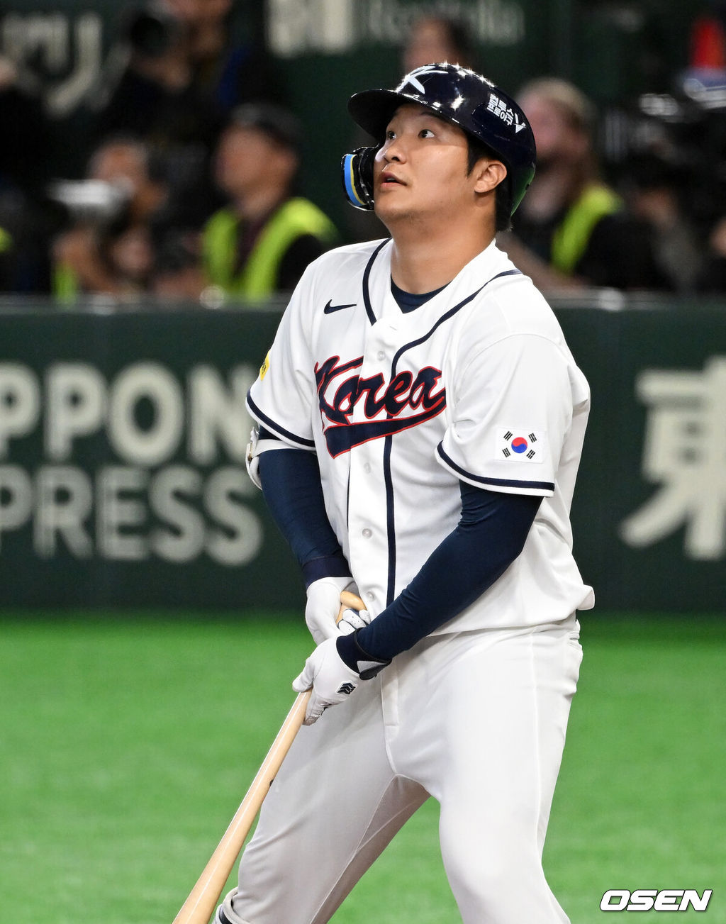 8일 일본 도쿄돔에서 2026 월드베이스볼클래식(WBC) 1라운드 C조 조별리그 대한민국과 대만의 경기가 열렸다.한국은 전날(7일) 일본과의 경기에서 6-8로 석패했다. 앞서 체코전을 11-4로 잡았던 한국은 1승1패를 마크하게 됐고, 남은 대만전과 호주전에 사활을 걸어야 한다.5회말 무사 1루에서 한국 문보경이 파울 타구를 바라보고 있다. 2026.03.08 /spjj@osen.co.kr