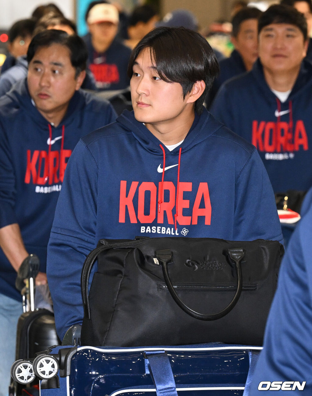 월드베이스볼클래식(WBC)에 출전한 한국 대표팀이 16일 인천국제공항을 통해 마이애미에서 귀국했다.한국은 C조 조별리그에서 일본, 대만, 호주, 체코 상대로 2승 2패(조 2위)를 거두며 2009년 이후 17년 만에 8강 진출에 성공했다. 그러나 도미니카공화국과의 8강전에서 0-10 7회 콜드게임 끝내기 패배로 대회를 마무리했다.야구 대표팀 김택연이 입국장을 나서고 있다. 2026.03.16 /cej@osen.co.kr