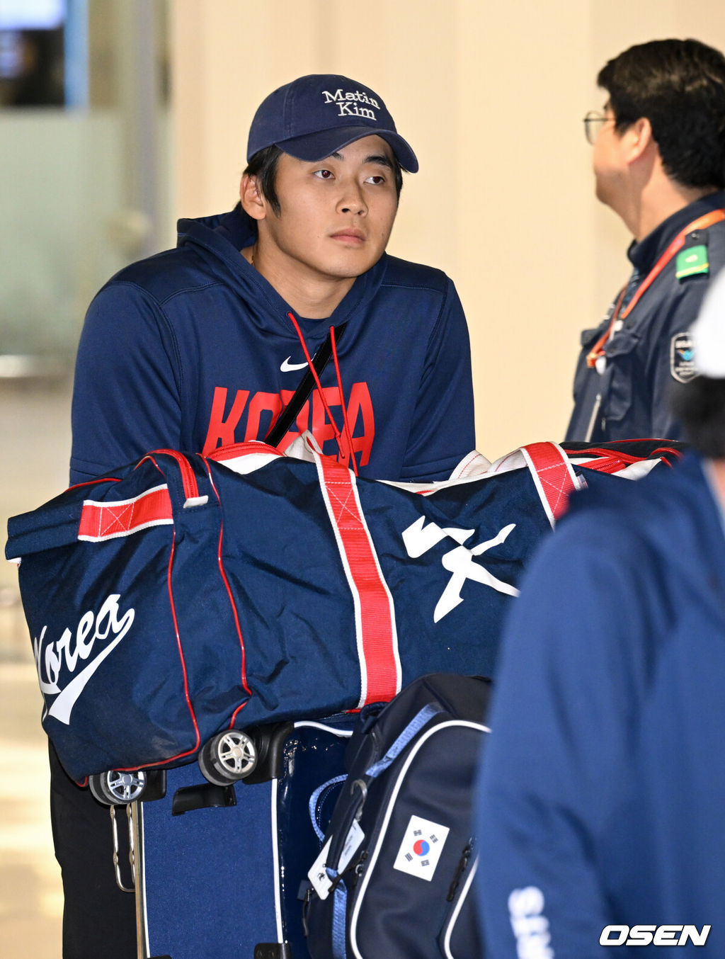 월드베이스볼클래식(WBC)에 출전한 한국 대표팀이 16일 인천국제공항을 통해 마이애미에서 귀국했다.한국은 C조 조별리그에서 일본, 대만, 호주, 체코 상대로 2승 2패(조 2위)를 거두며 2009년 이후 17년 만에 8강 진출에 성공했다. 그러나 도미니카공화국과의 8강전에서 0-10 7회 콜드게임 끝내기 패배로 대회를 마무리했다.야구 대표팀 박영현이 입국장을 나서고 있다. 2026.03.16 /cej@osen.co.kr