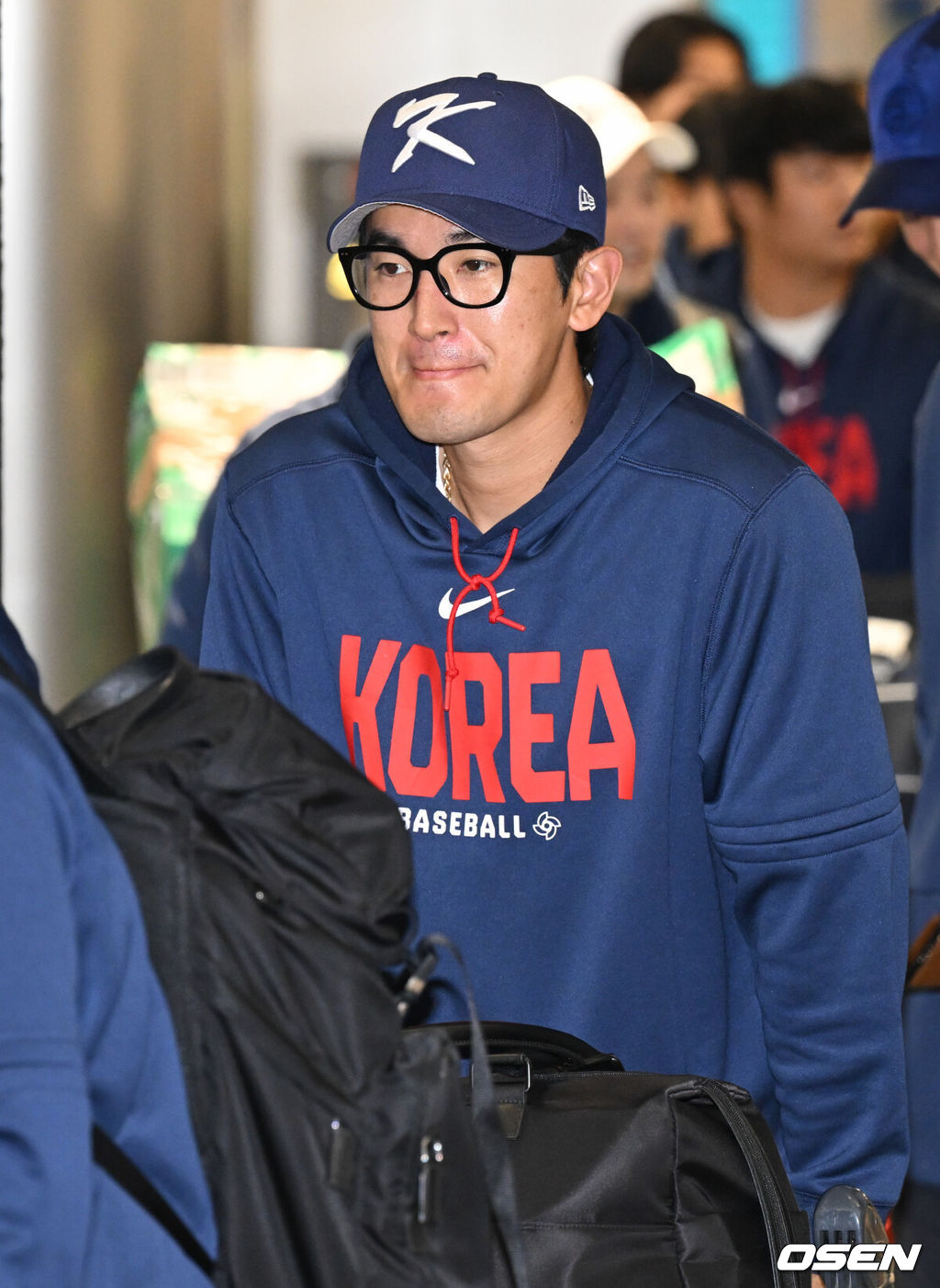 월드베이스볼클래식(WBC)에 출전한 한국 대표팀이 16일 인천국제공항을 통해 마이애미에서 귀국했다.한국은 C조 조별리그에서 일본, 대만, 호주, 체코 상대로 2승 2패(조 2위)를 거두며 2009년 이후 17년 만에 8강 진출에 성공했다. 그러나 도미니카공화국과의 8강전에서 0-10 7회 콜드게임 끝내기 패배로 대회를 마무리했다.야구 대표팀 고영표가 입국장을 나서고 있다. 2026.03.16 /cej@osen.co.kr