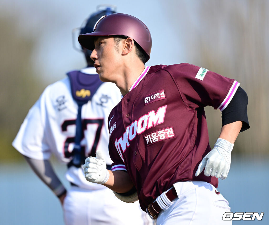 12일 경기도 이천 두산베어스파크에서 ‘2026 신한 SOL KBO리그’ 시범경기 두산 베어스와 키움 히어로즈의 경기가 열렸다.시범경기는 오늘(12일)부터 오는 24일까지 진행되며, 각 팀이 12경기씩 치러 총 60경기가 펼쳐질 예정이다.8회초 1사 주자없는 상황 키움 서건창이 추격의 우월 솔로포를 날리고 홈을 밟은 뒤 더그아웃으로 향하고 있다. 2026.03.12 / dreamer@osen.co.kr