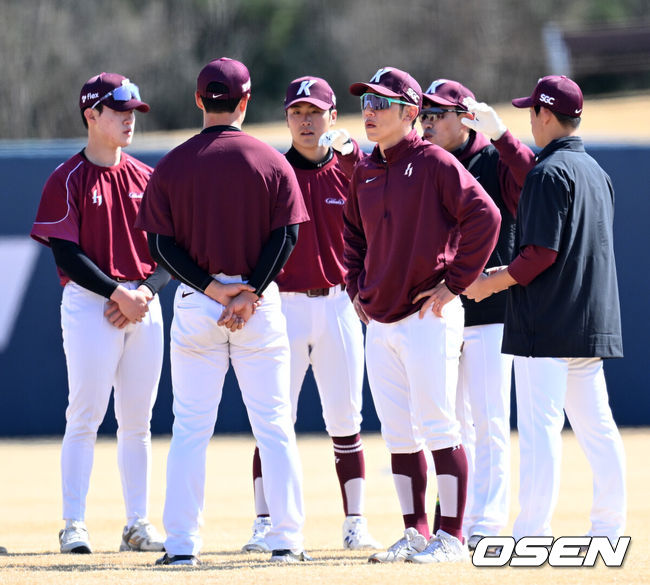 [OSEN=이천, 이대선 기자] 13일 경기도 이천 베어스파크에서 ‘2026 신한 SOL KBO리그’ 시범경기 두산 베어스와 키움 히어로즈의 경기가 열렸다.시범경기는&nbsp;12일부터&nbsp;24일까지 진행되며, 각 팀이 12경기씩 치러 총 60경기가 펼쳐질 예정이다.경기에 앞서 키움 서건창이 수비 훈련을 준비하고 있다. 2026.03.13 /sunday@osen.co.kr