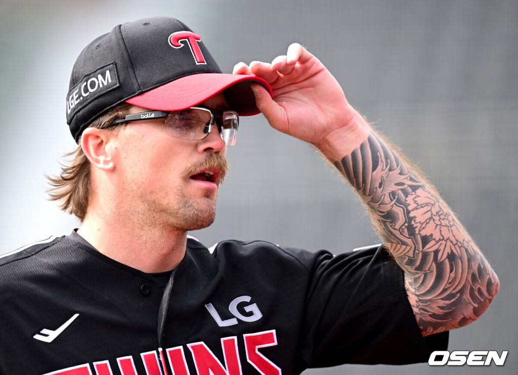 16일 경기도 수원 KT위즈파크에서 ‘2026 신한 SOL KBO리그’ 시범경기 KT 위즈와 LG 트윈스의 경기가 열린다.홈팀 KT는 권성준, 방문팀 LG는 라클란 웰스를 선발 투수로 내세웠다.2회말 KT 공격을 막아낸 LG 선발 라클란 웰스가 더그아웃으로 향하고 있다. 2026.03.16 / dreamer@osen.co.kr