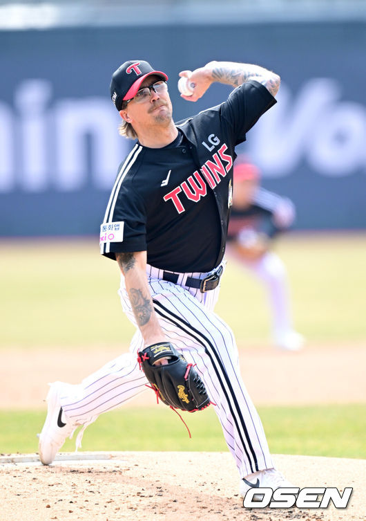 [OSEN=수원, 최규한 기자] 16일 경기도 수원 KT위즈파크에서 ‘2026 신한 SOL KBO리그’ 시범경기 KT 위즈와 LG 트윈스의 경기가 열린다.홈팀 KT는 권성준, 방문팀 LG는 라클란 웰스를 선발 투수로 내세웠다.1회말 LG 선발 라클란 웰스가 힘차게 공을 뿌리고 있다. 2026.03.16 / dreamer@osen.co.kr