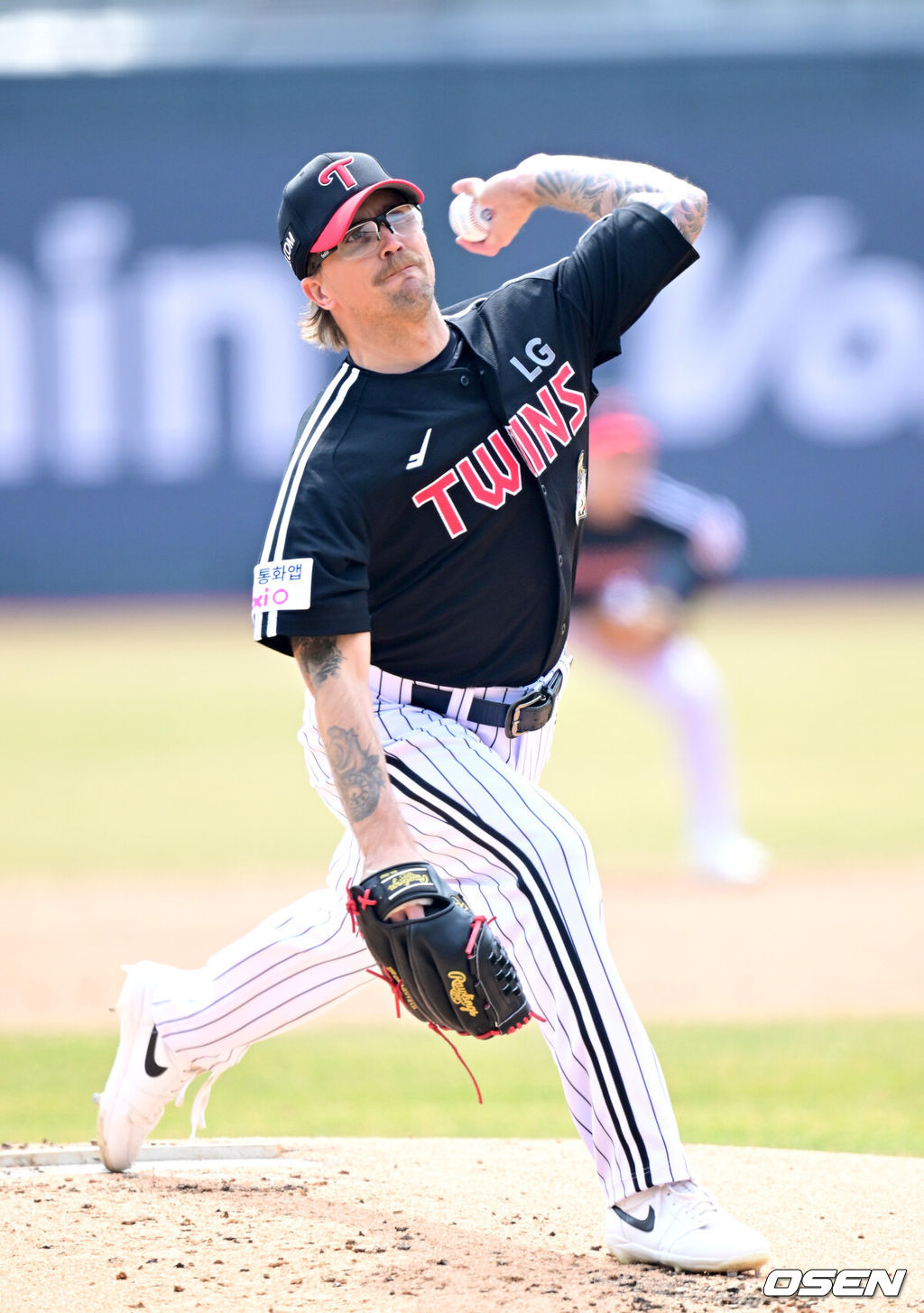 16일 경기도 수원 KT위즈파크에서 ‘2026 신한 SOL KBO리그’ 시범경기 KT 위즈와 LG 트윈스의 경기가 열린다.홈팀 KT는 권성준, 방문팀 LG는 라클란 웰스를 선발 투수로 내세웠다.1회말 LG 선발 라클란 웰스가 힘차게 공을 뿌리고 있다. 2026.03.16 / dreamer@osen.co.kr