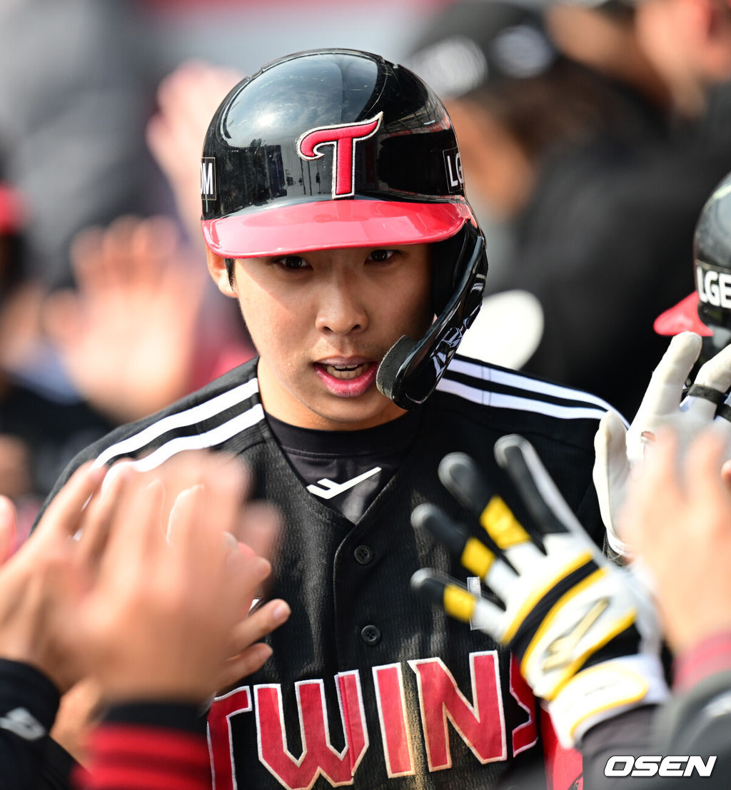 16일 경기도 수원 KT위즈파크에서 ‘2026 신한 SOL KBO리그’ 시범경기 KT 위즈와 LG 트윈스의 경기가 열린다.홈팀 KT는 권성준, 방문팀 LG는 라클란 웰스를 선발 투수로 내세웠다.6회초 무사 2루 상황 LG 추세현이 달아나는 좌월 투런포를 날리고 더그아웃 동료들의 축하를 받고 있다. 2026.03.16 / dreamer@osen.co.kr