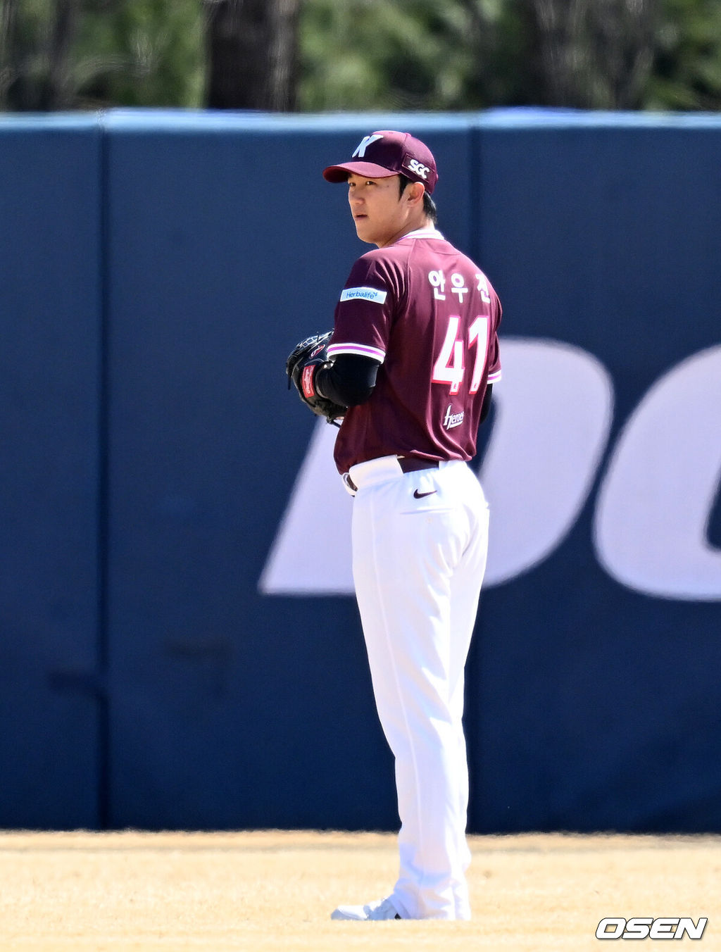 13일 경기도 이천 베어스파크에서 ‘2026 신한 SOL KBO리그’ 시범경기 두산 베어스와 키움 히어로즈의 경기가 열렸다.시범경기는 12일부터 24일까지 진행되며, 각 팀이 12경기씩 치러 총 60경기가 펼쳐질 예정이다.경기에 앞서 키움 안우진이 캐치볼을 하고 있다. 2026.03.13 /sunday@osen.co.kr