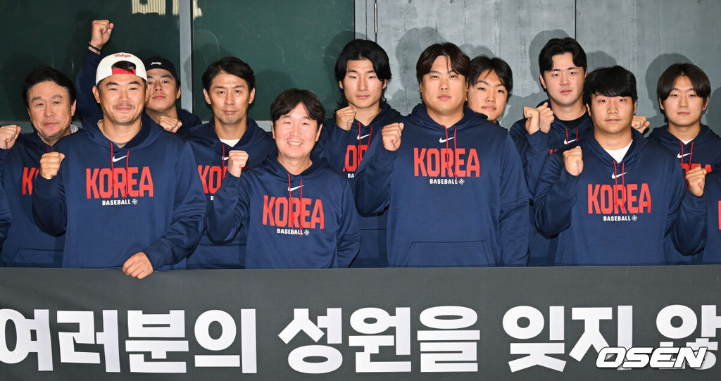 월드베이스볼클래식(WBC)에 출전한 한국 대표팀이 16일 인천국제공항을 통해 마이애미에서 귀국했다.한국은 C조 조별리그에서 일본, 대만, 호주, 체코 상대로 2승 2패(조 2위)를 거두며 2009년 이후 17년 만에 8강 진출에 성공했다. 그러나 도미니카공화국과의 8강전에서 0-10 7회 콜드게임 끝내기 패배로 대회를 마무리했다.류지현 감독, 노경은, 류현진, 문보경을 비롯한 야구대표팀이 포즈를 취하고 있다. 2026.03.16 /cej@osen.co.kr