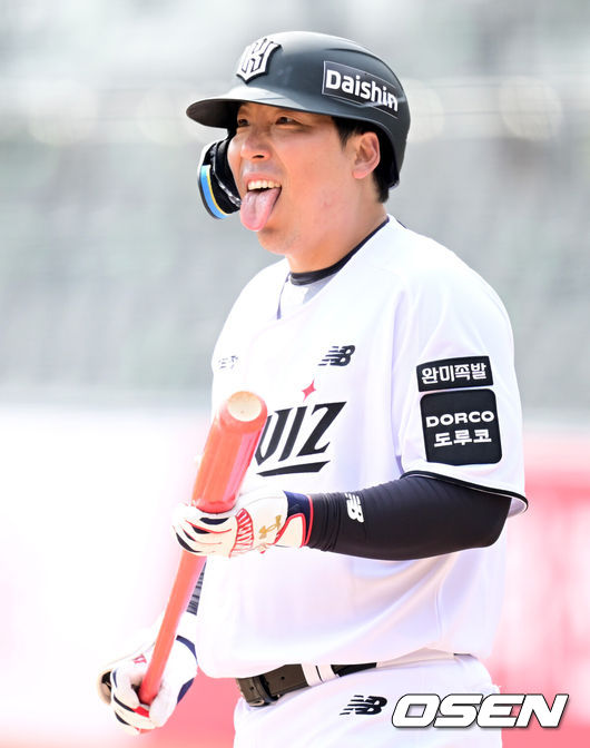 [OSEN=수원, 최규한 기자] 16일 경기도 수원 KT위즈파크에서 ‘2026 신한 SOL KBO리그’ 시범경기 KT 위즈와 LG 트윈스의 경기가 열린다.홈팀 KT는 권성준, 방문팀 LG는 라클란 웰스를 선발 투수로 내세웠다.1회말 1사 주자없는 상황 KT 김현수가 타석에 들어서고 있다. 2026.03.16 / dreamer@osen.co.kr