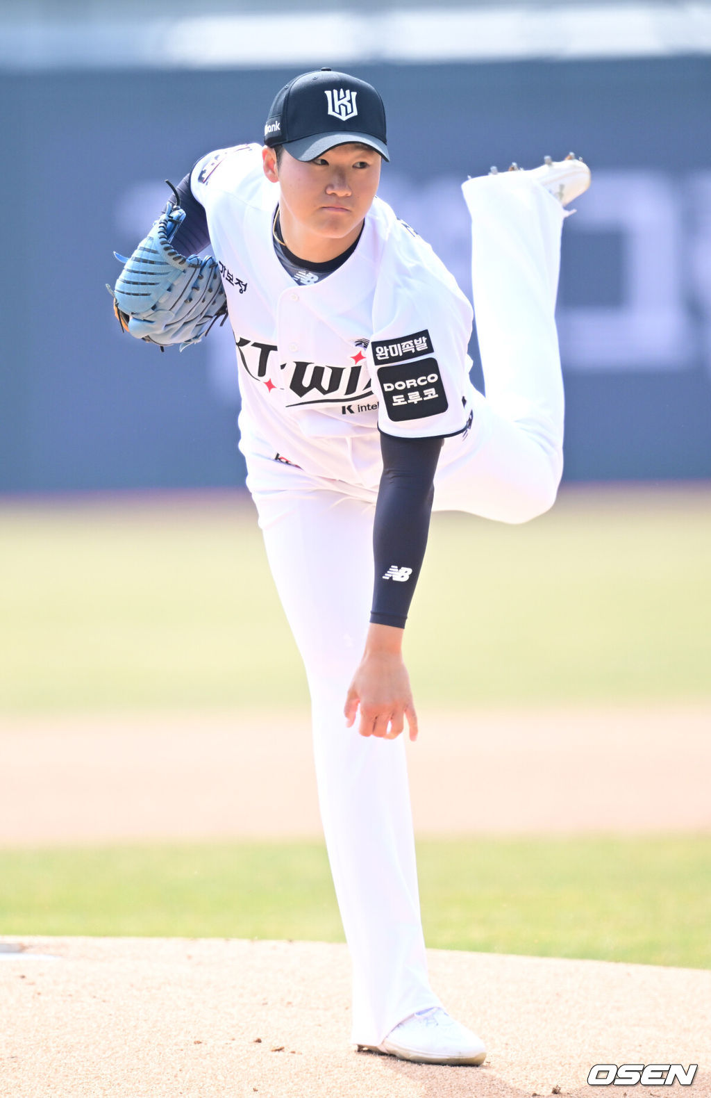 16일 경기도 수원 KT위즈파크에서 ‘2026 신한 SOL KBO리그’ 시범경기 KT 위즈와 LG 트윈스의 경기가 열린다.홈팀 KT는 권성준, 방문팀 LG는 라클란 웰스를 선발 투수로 내세웠다.KT 선발 권성준이 힘차게 공을 뿌리고 있다. 2026.03.16 / dreamer@osen.co.kr