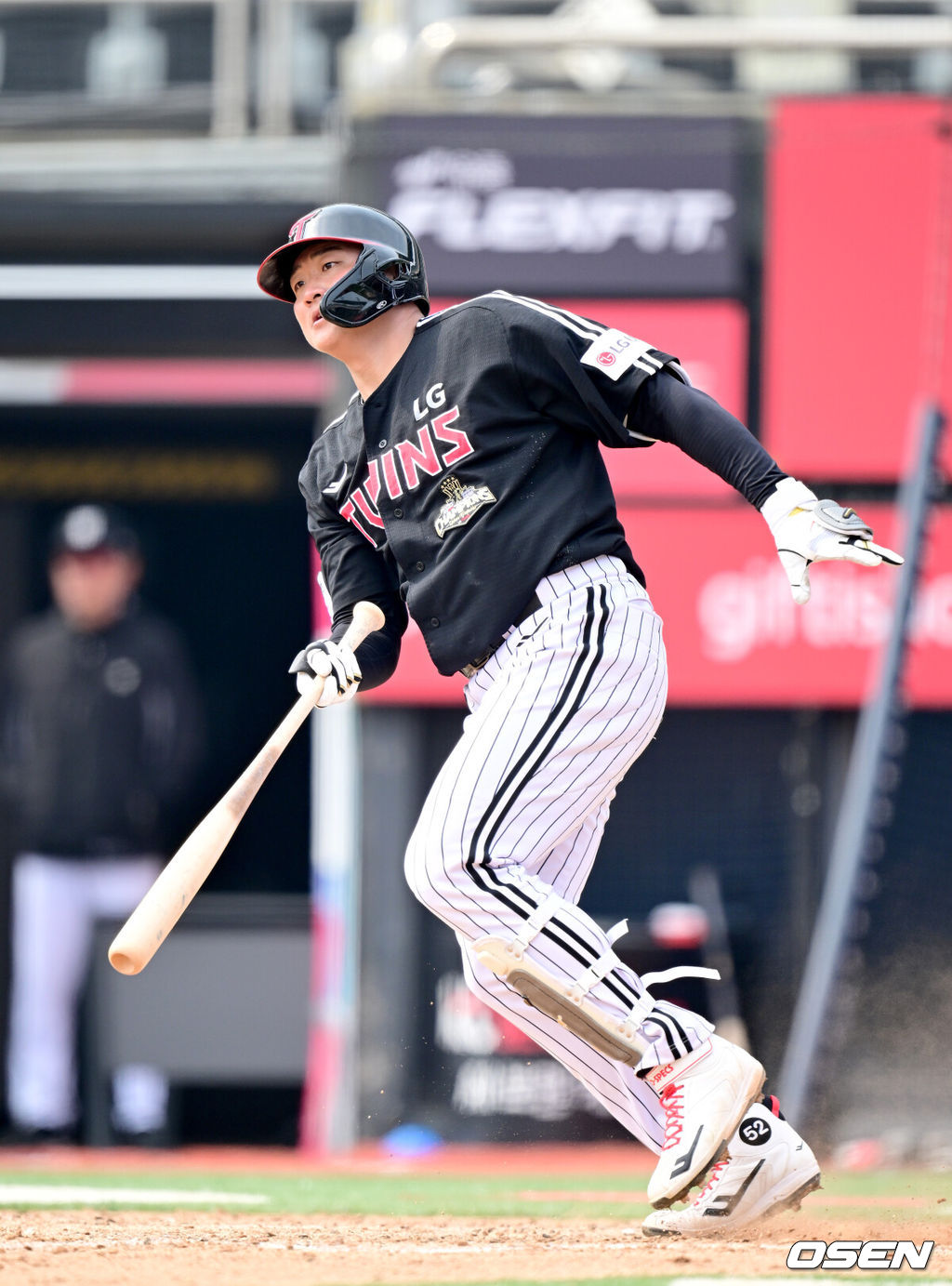 16일 경기도 수원 KT위즈파크에서 ‘2026 신한 SOL KBO리그’ 시범경기 KT 위즈와 LG 트윈스의 경기가 열린다.홈팀 KT는 권성준, 방문팀 LG는 라클란 웰스를 선발 투수로 내세웠다.4회초 무사 선두타자로 나선 LG 이재원이 안타를 날리고 있다. 2026.03.16 / dreamer@osen.co.kr