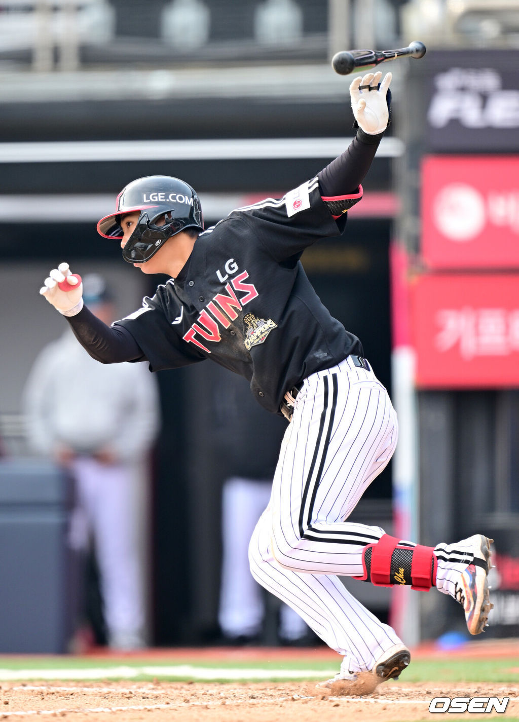 16일 경기도 수원 KT위즈파크에서 ‘2026 신한 SOL KBO리그’ 시범경기 KT 위즈와 LG 트윈스의 경기가 열렸다.홈팀 KT는 권성준, 방문팀 LG는 라클란 웰스를 선발 투수로 내세웠다.8회초 1사 주자없는 상황 LG 추세현이 안타를 날리고 있다. 2026.03.16 / dreamer@osen.co.kr